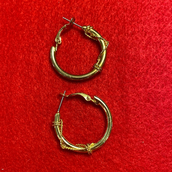 Hoop Earrings Goldtone Rope Design - Picture 5 of 16